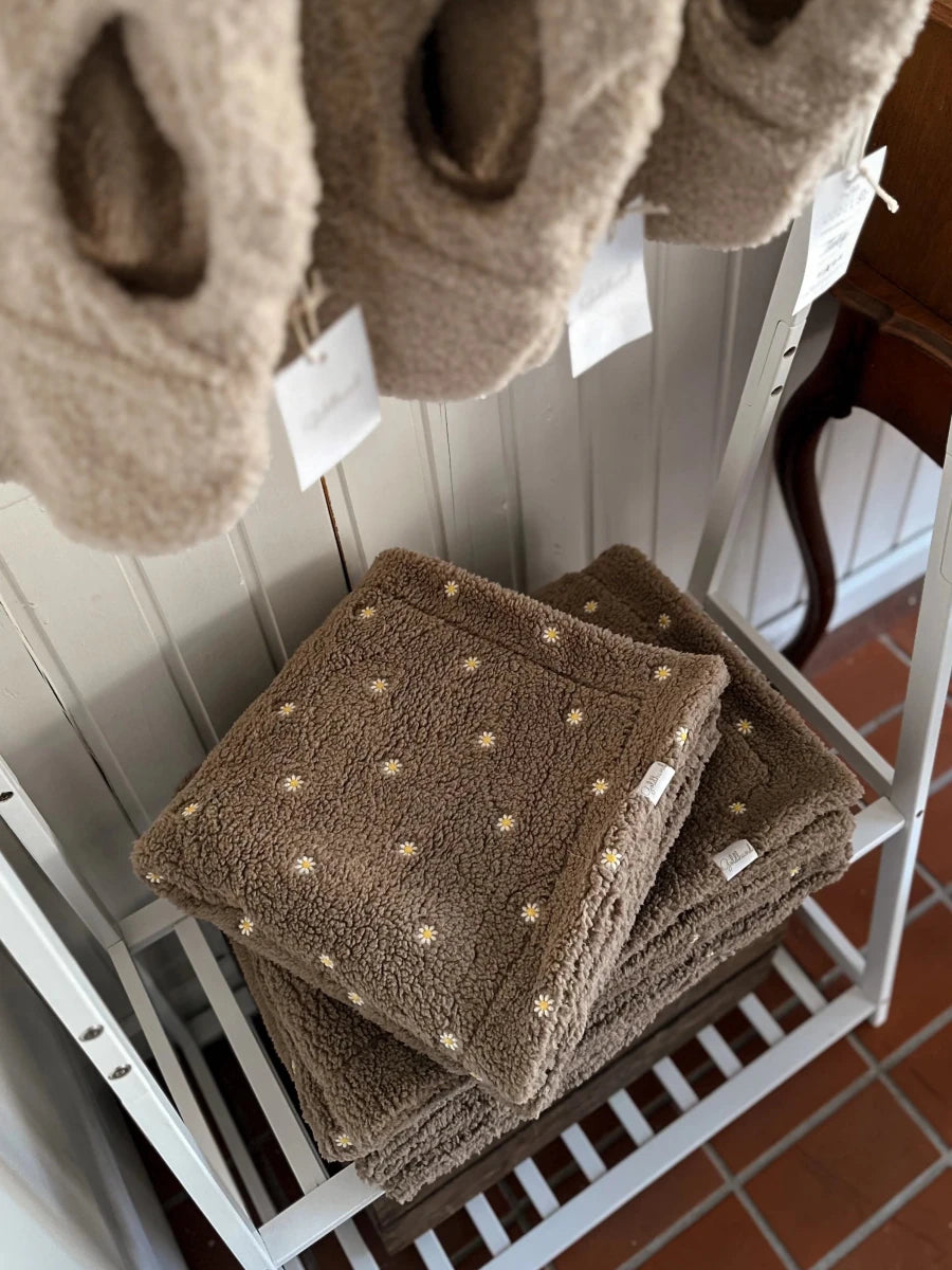 TEDDY | Kuscheldecke taupe mit Gänseblümchen - RudisRudel
