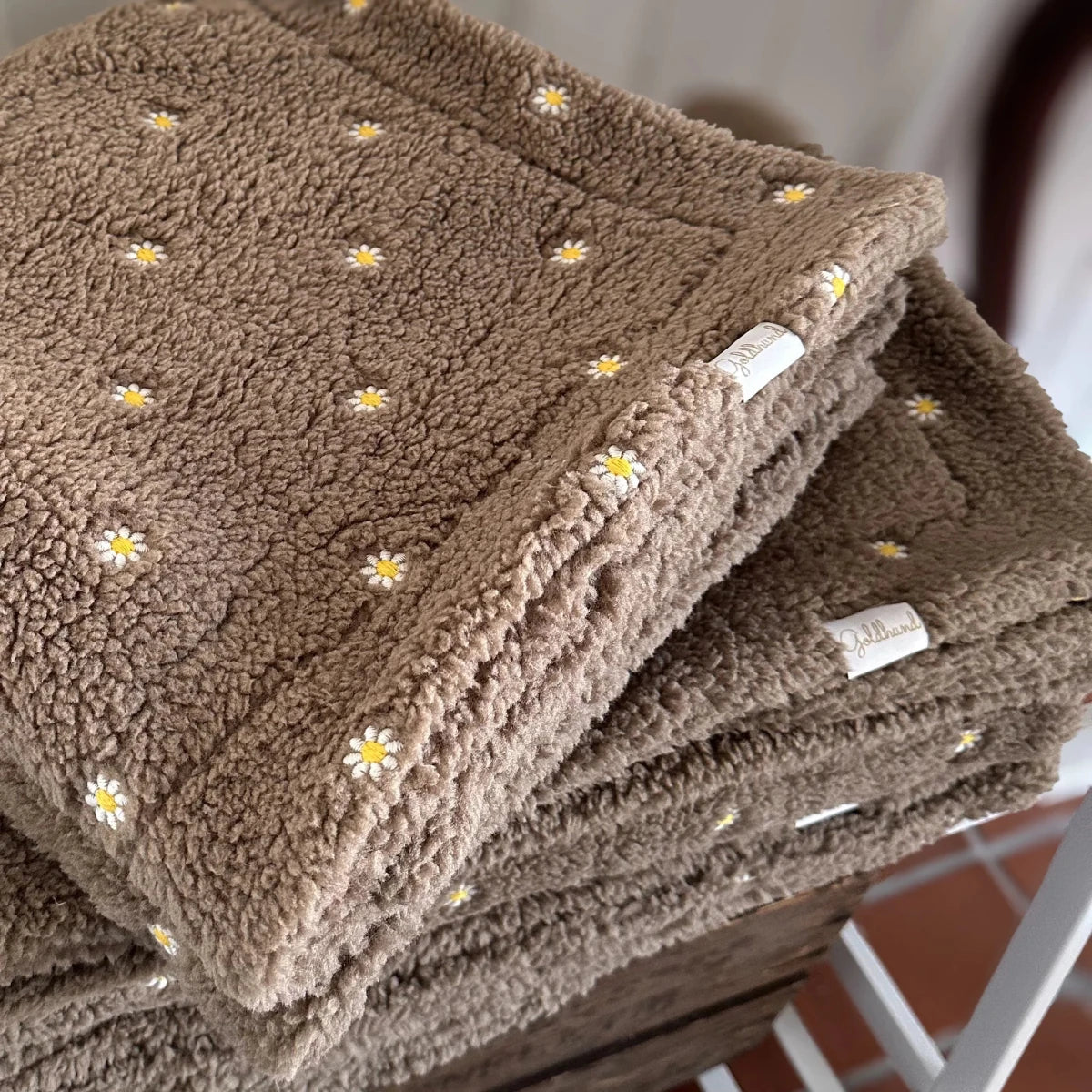 TEDDY | Kuscheldecke taupe mit Gänseblümchen - RudisRudel