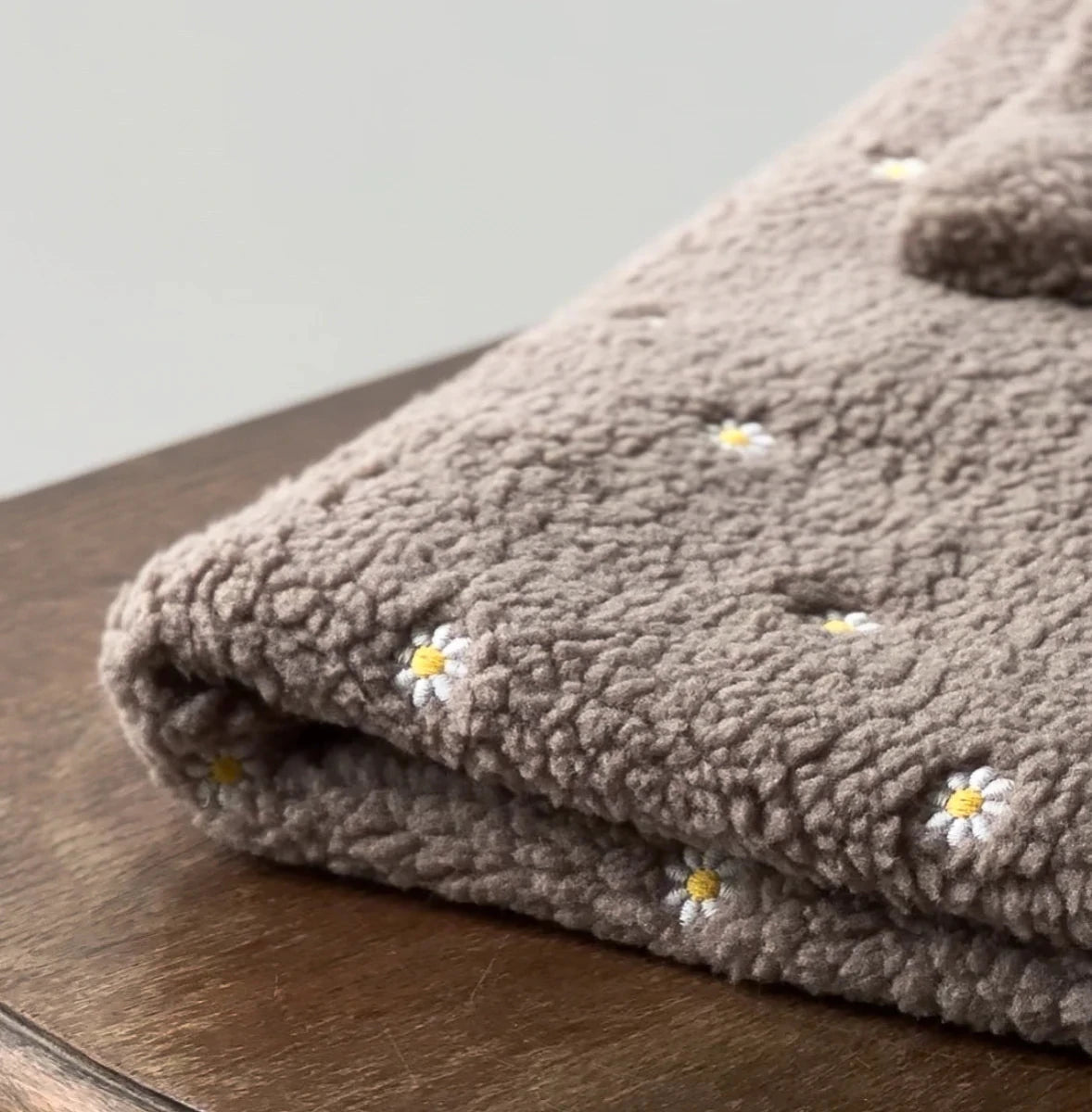 TEDDY | Kuscheldecke taupe mit Gänseblümchen - RudisRudel